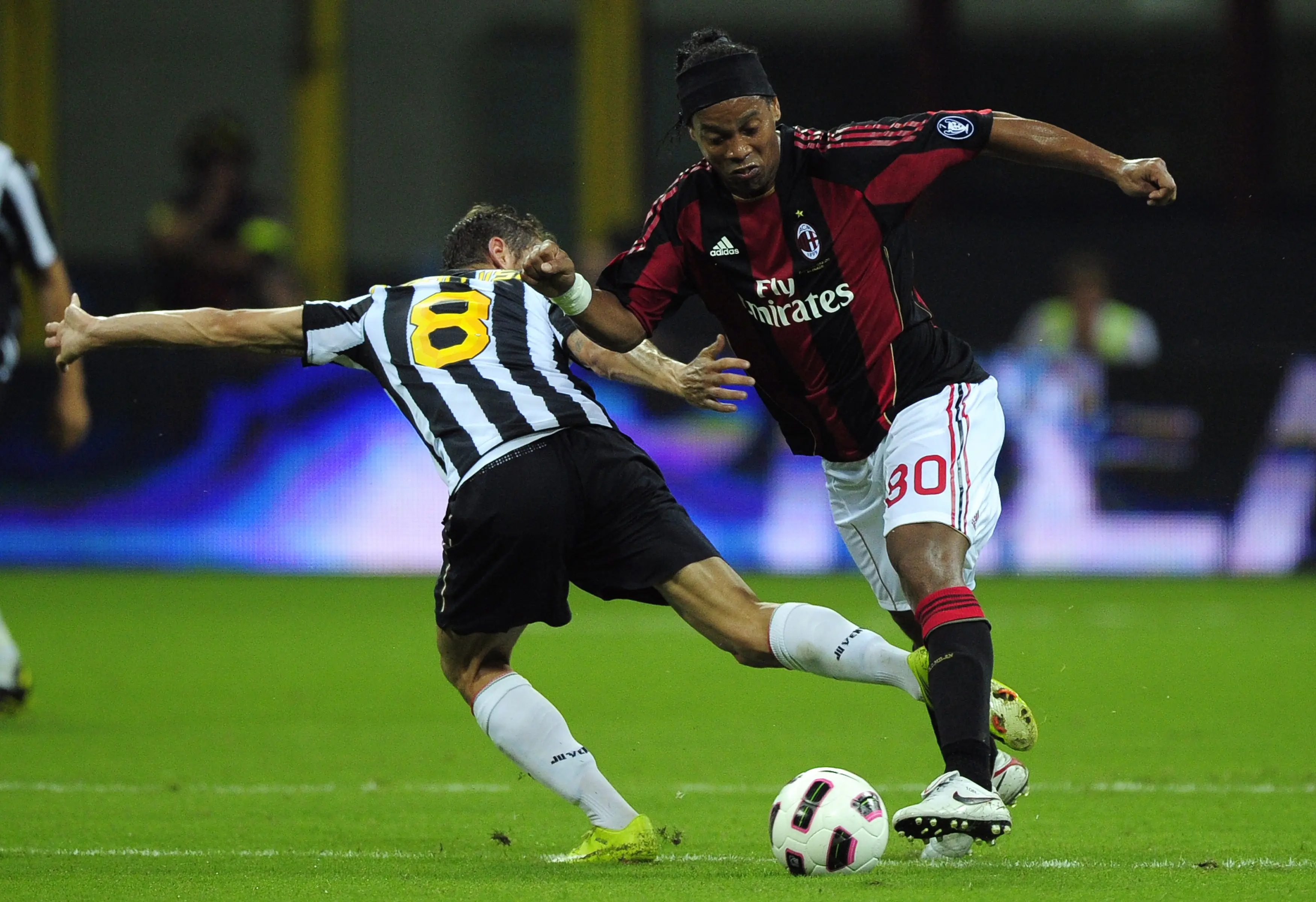 Ronaldinho cetak dua gol saat melawan Juventus (OLIVIER MORIN / AFP)