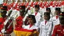 2011, Muvida Pratiwi Fallugah, siswi SMA Negeri 1 kwandang, Gorontalo dipercaya membawa baki bendera pusaka. Ia menerima bendera pusaka dari Presiden Susilo Bambang Yudhoyono di halaman Istana Merdeka, Jakarta. (penuh-tanda-tanya.blogspot.com)