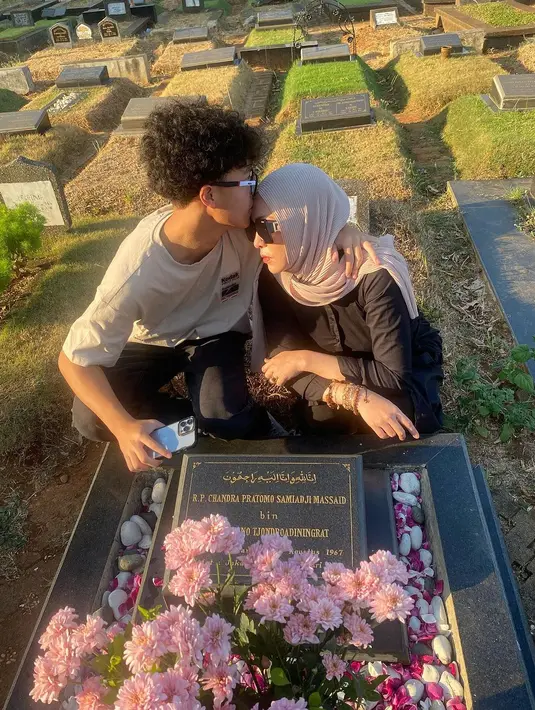 Keduanya lantas menikah secara Islam pada tahun 2009. Pernikahan dengan Raden Pandji Chandra Pratomo Samiadji Massaid tak bertahan lama. Ayah Aaliyah Massaid itu meninggal dunia setelah bermain sepak bola pada 2011 silam. Saat itu, Keanu anaknya bersama Angelina Sondakh usianya belum tiga tahun. [Instagram/angelinasondakh09]