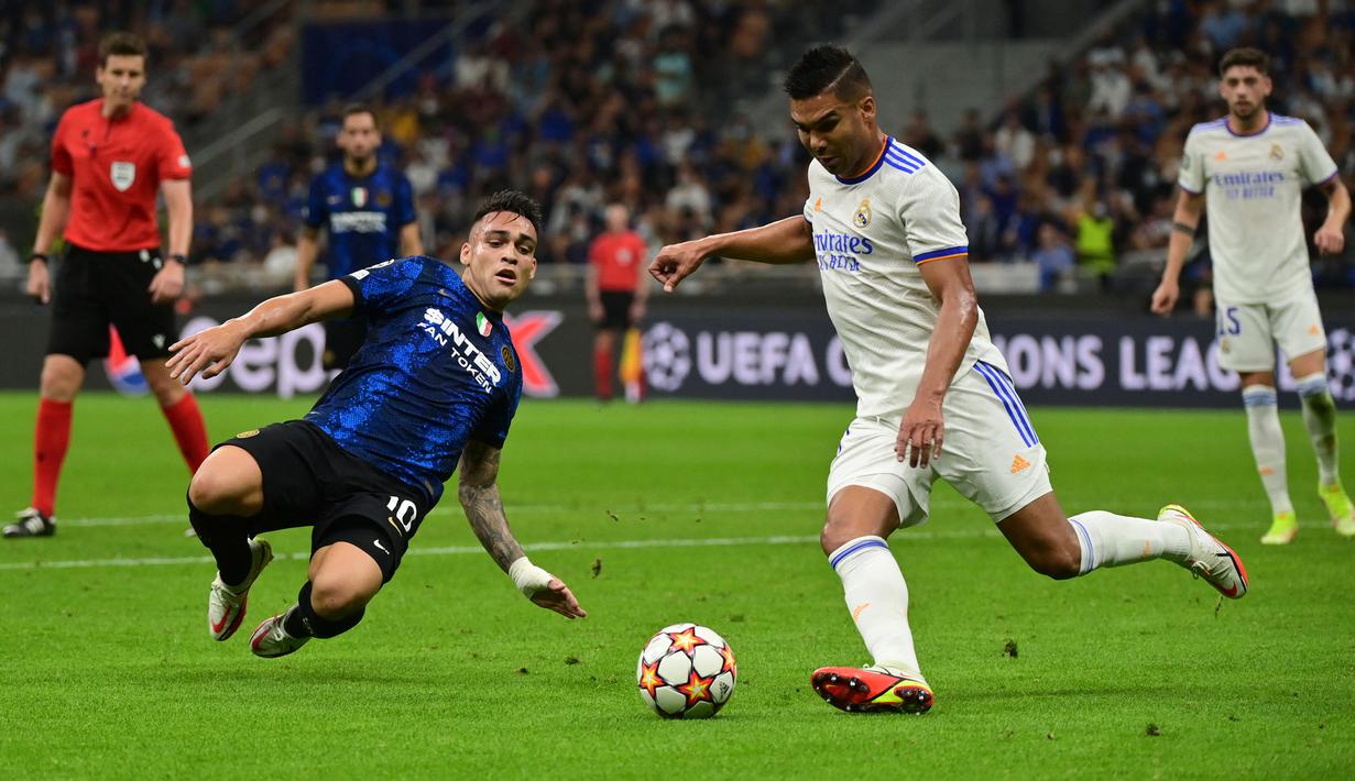 Usai itu giliran Real Madrid yang memiliki peluang. Casemiro yang melakukan akselerasi dari tengah berhasil mendapat celah di pertahanan Inter dan melepaskan tembakan yang masih melenceng tipis di kanan gawang Samir Handanovic. (Foto: AFP/Miguel Medina)