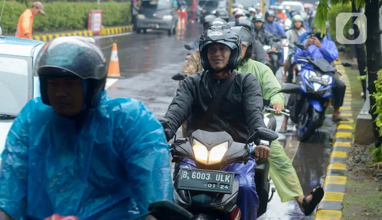 Pengendara sepeda motor memasuki Tol Pulomas, Jakarta, Sabtu (8/2/2020). Pengendara sepeda motor memasuki Tol Pulomas lantaran Jalan Ahmad Yani perempatan Gudang Garam terendam banjir setinggi lutut orang dewasa. (merdeka.com/Imam Buhori)
