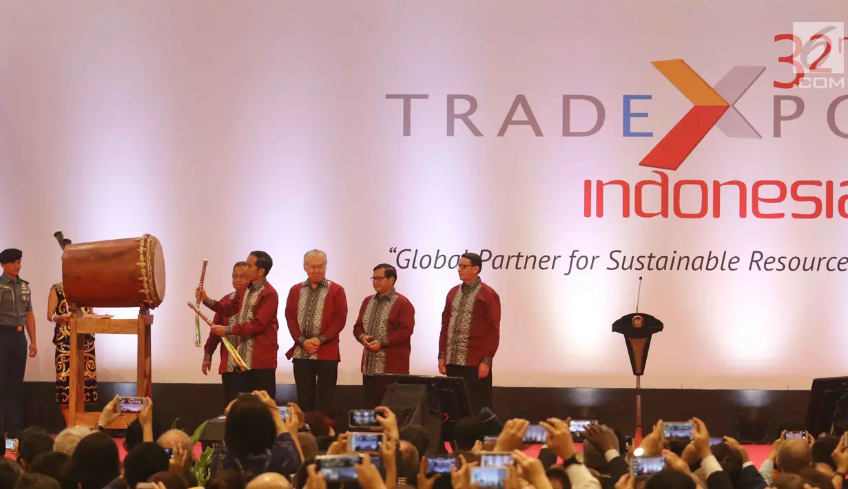 Presiden Joko Widodo memukul bedug saat membuka pameran Trade Expo 2017 di ICE BSD, Tangerang Selatan, Rabu (11/10). Dalam gelaran dagang ini, disuguhkan juga kegiatan pendukung seperti trade, tourism and investmen (TTI) forum. (Liputan6.com/Angga Yuniar)