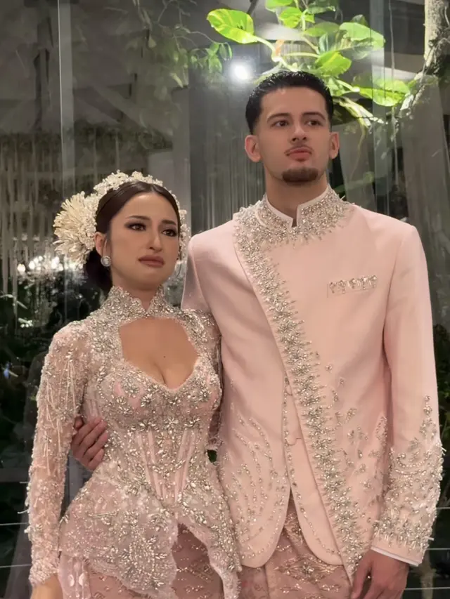 Jennifer Coppen setelah akad nikah pakai kebaya pink. [@revashion]