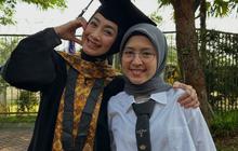 Resmi Sandang Gelar Doktor, Intip Potret Memesona  dan Haru Desy Ratnasari Wisuda S3