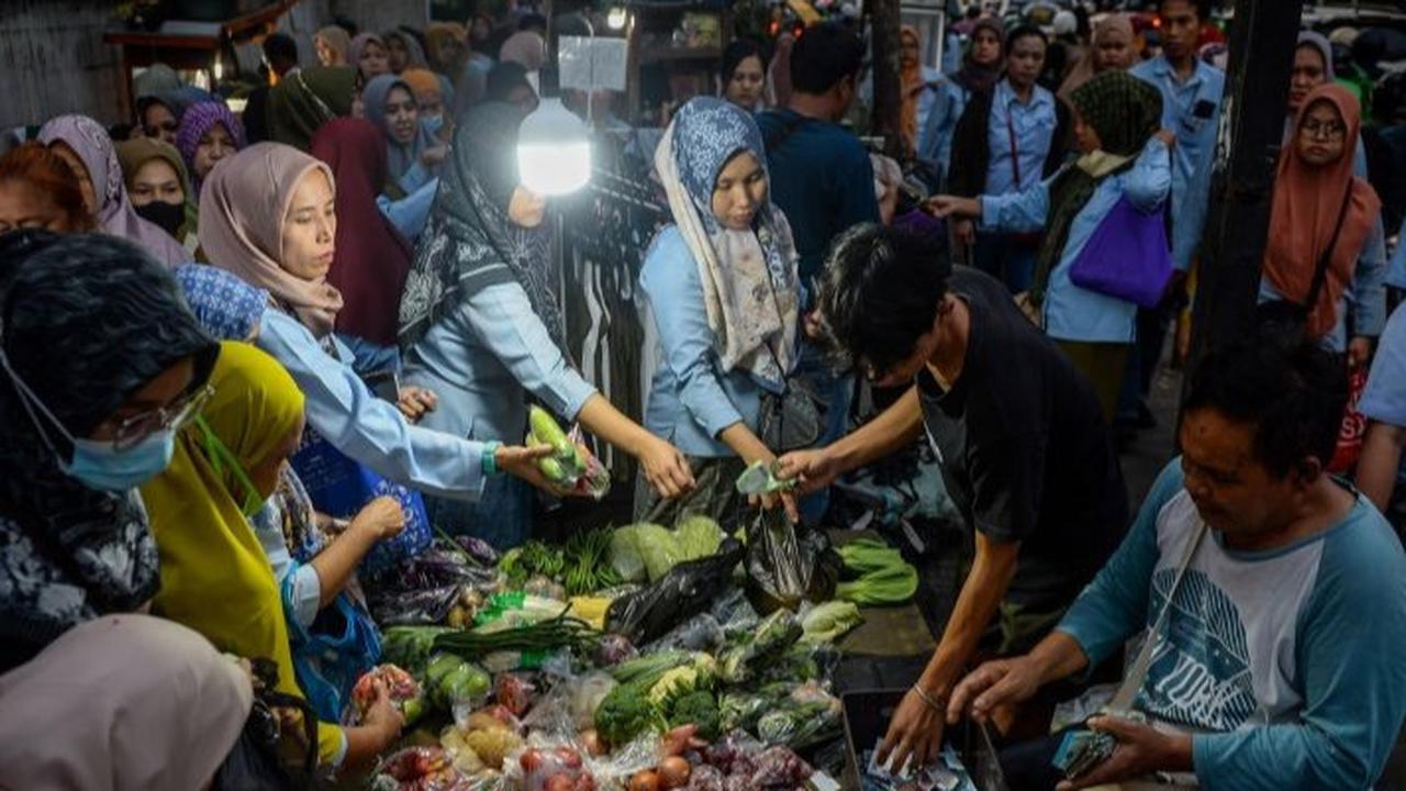 Peneliti: Kelas Menengah Pilih Bertahan Hidup dengan Makan Tabungan, Ketimbang Pinjaman