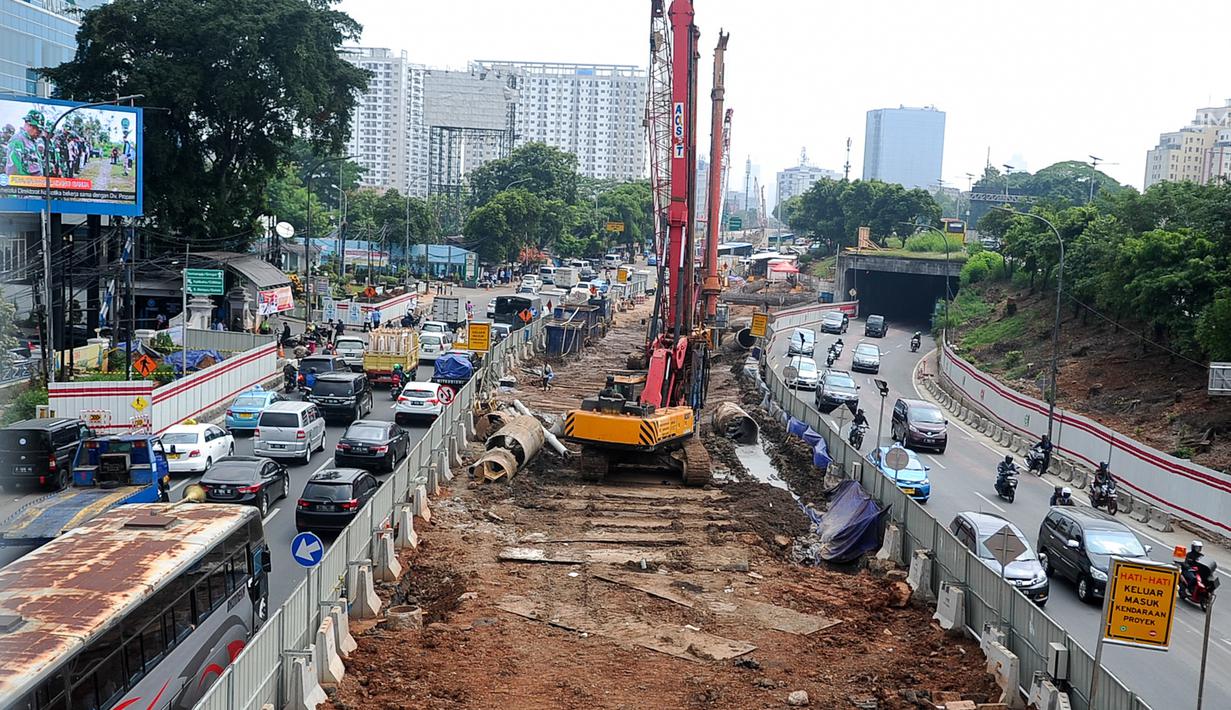 Alat berat yang digunakan untuk pengerjaan long span proyek Light Rail Transit (LRT) di depan BNN, Cawang, Jakarta, Selasa (23/5). Pengerjaan LRT Cawang-Dukuh Atas mulai memasuki tahap pengerjaan Long Span pada minggu ini. (Liputan6.com/Yoppy Renato)