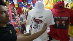 Penjual merapikan kaos bergambar pasangan calon presiden dan calon wakil presiden (capres dan cawapres) untuk Pilpres 2024 di kawasan Pasar Senen Jaya, Jakarta, Selasa (24/10/2023). (Liputan6.com/Faizal Fanani)