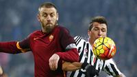 Juventus v AS Roma- Italian Serie A - Juventus stadium, 24/01/16Juventus' Mario Mandzukic (R) in action against AS Roma's Daniele De Rossi. REUTERS/Stefano Rellandini
