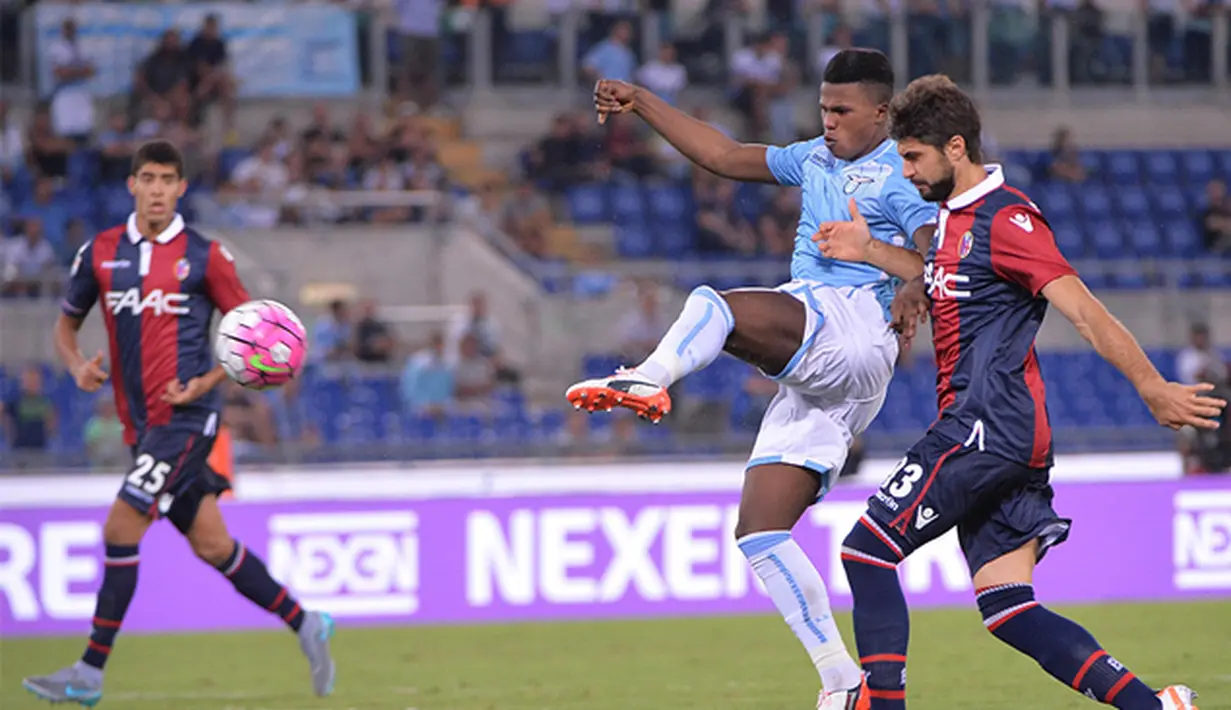 Pemain muda Lazio, Balde Keita mengontrol bola pada laga Serie A melawan Bologna di Stadion Olimpico, Italia, Minggu (23/8/2015). Lazio berhasil mengalahkan Bologna 2-1. (EPA/Maurizio Brambatti)