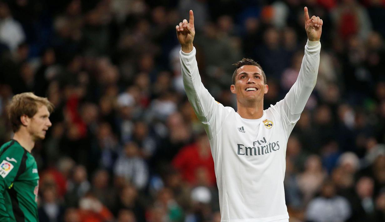Ekspresi Cristiano Ronaldo setelah mencetak gol ke gawang Espanyol dalam lanjutan La Liga Spanyol di Stadion Santiago Bernabeu, Madrid, Senin (1/2/2016) dinihari WIB. (EPA/Juan Carlos Hidalgo)