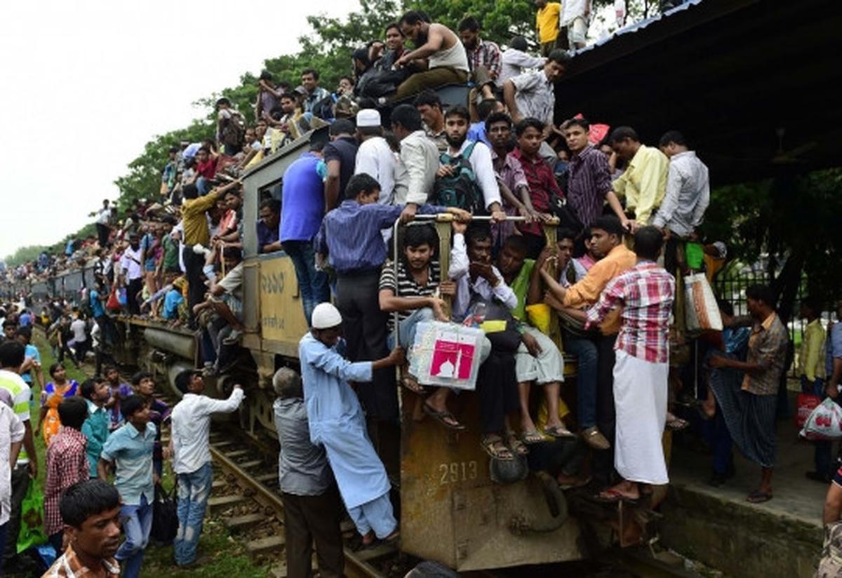 Parahnya mudik di Bangladesh, ibu-ibu nekat naik atap kereta