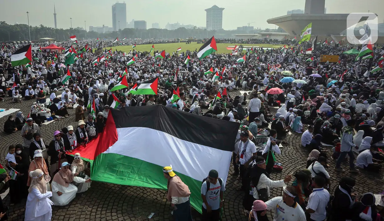 Untuk diketahui, acara ini dimulai sejak pukul 03.00 WIB. Fokus utama acara adalah untuk memanjatkan doa atas keselamatan NKRI dan Palestina. (Liputan6.com/Angga Yuniar)