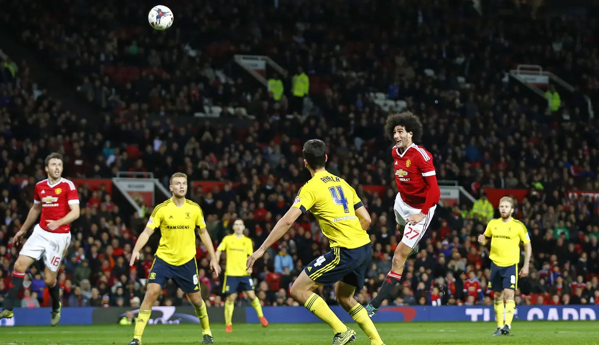 Pemain Manchester United, Marouane Felliani menyundul bola ke arah gawang Middlesbrough pada laga Piala Liga Inggris di Stadion Old Trafford, Inggris, Rabu (28/10/2015). (Reuters/Darren Staples)