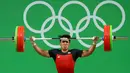 Atlet angkat besi Indonesia, I Ketut Ariana ketika berlaga di kelas 69 kg putra pada Olimpiade Rio 2016, Rabu (10/8). Ketut Ariana gagal mengangkat barbel 145 kg dalam tiga kesempatan untuk angkatan Snatch. (REUTERS/Yves Herman)