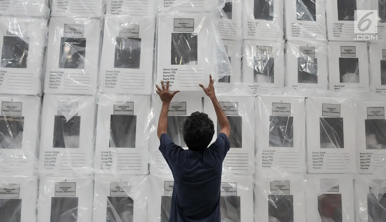 Pekerja menyusun kotak suara Pemilu 2019 di Gudang Logistik KPU Kota Bekasi, Rabu (20/12). Komisioner bidang logistik KPU Kota Bekasi masih kekurangan 1.100kotak suara untuk memenuhi kesiapan 6.720 TPS di Kota Bekasi. (Merdeka.com/Iqbal S. Nugroho)