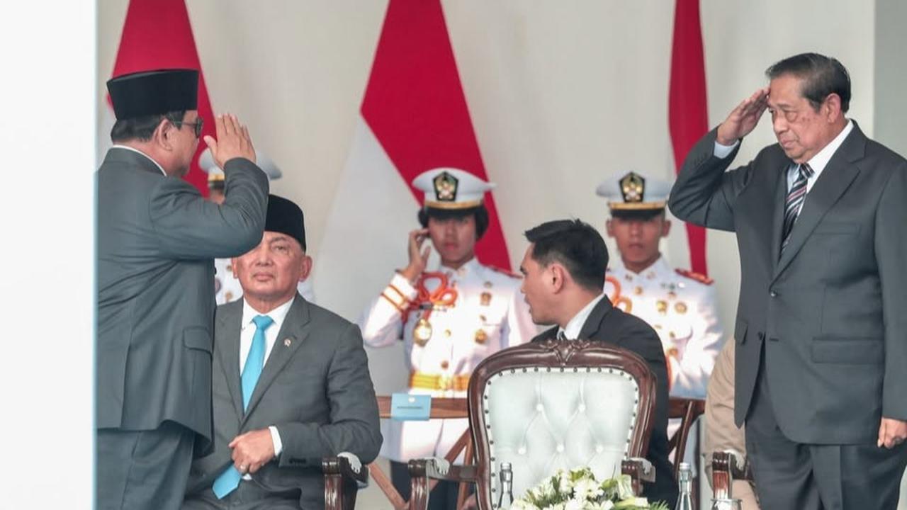 VIDEO: Adab Prabowo Mendengar Pidato SBY, Berdiri Saling Hormat saat Resmikan Kampus Baru Unhan
