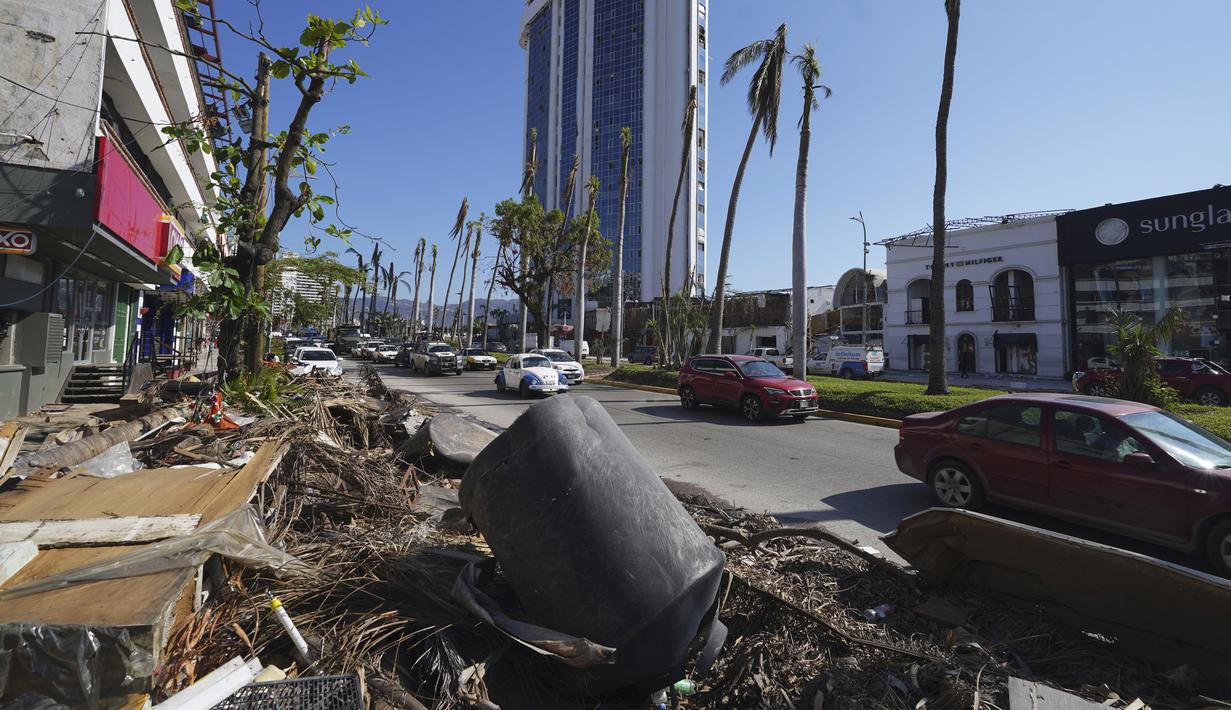 Puing-puing menumpuk pasca Badai Otis, di Acapulco, Meksiko, Minggu, 12 November 2023. (AP Photo/Marco Ugarte)