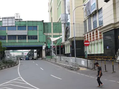 Suasana jalan di kawasan Pasar Tanah Abang, Jakarta, Jumat (27/3/2020). Sebagai upaya pencegahan penularan virus Corona COVID-19, Perumda Pasar Jaya menutup sementara aktivitas perdagangan di Pasar Tanah Abang Blok A, B dan F terhitung 27 Maret hingga 5 April 2020. (Liputan6.com/Helmi Fithriansyah)