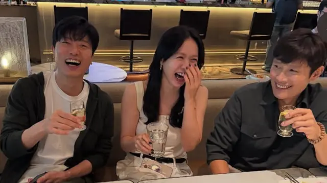 Gaya serba putih Son Ye Jin selama di Italy. [@yejinhand]