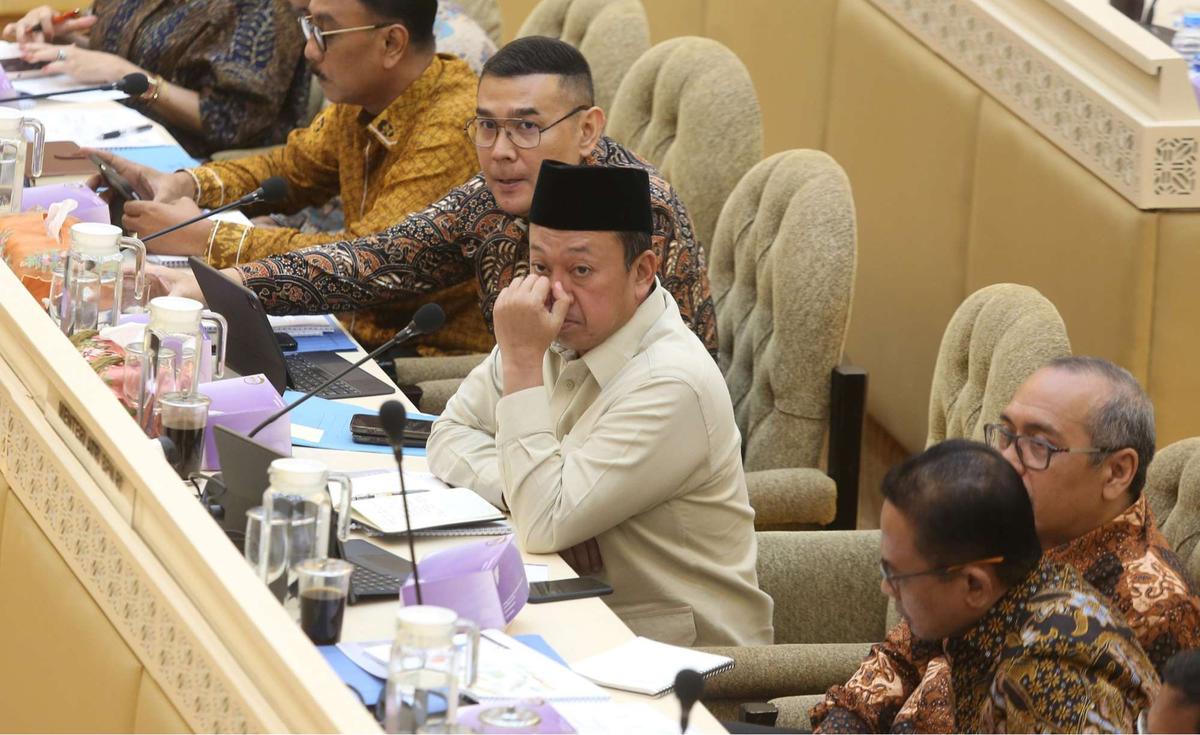Menteri ATR Nusron Wahid rapat dengan Komisi II DPR terkait pagar laut