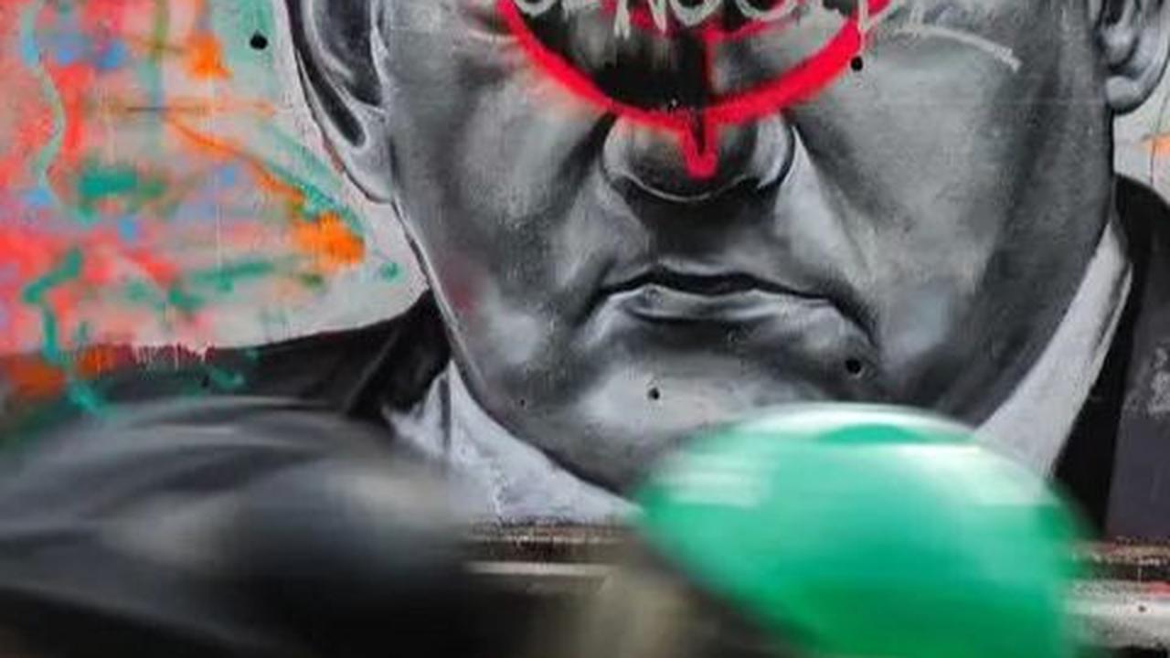 Mural juga menjadi medium ekspresi para seniman untuk menyuarakan kritik terhadap permasalahan-permasalahan sosial terutama terkait dengan serangan Israel di Gaza yang sudah berlarut-larut sejak 7 Okorber 2023. (Liputan6.com/Angga Yuniar)