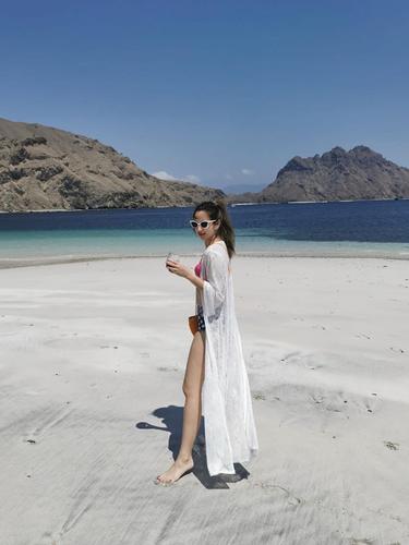 Usai Salak Nia Ramadhani Pamer Pakai Baju Renang Dan Kain Menerawang Di Pantai News Entertainment Fimela Com