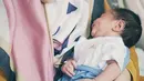 "Jagoan kecil kedua, Malik," tulis ichasoebandono. Lesung pipi bayi kecil itu ternyata menarik perhatian netizen. Bahkan ada yang mengaku gagal fokus melihat lesung pipi yang nampak jelas. (Instagram/ichasoebandono)