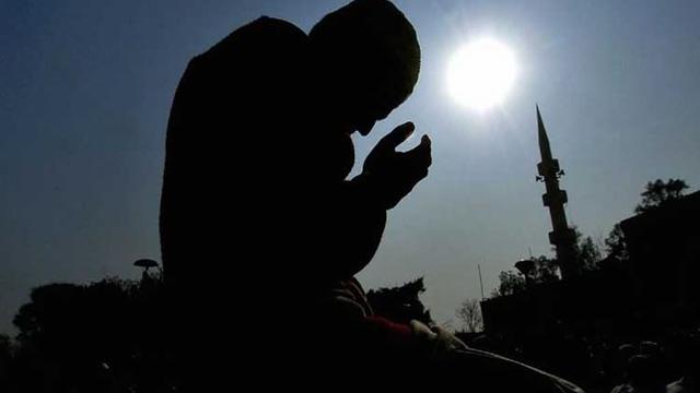 Ilustrasi orang yang mendapatkan syafaat dari malam Lailatul Qadar