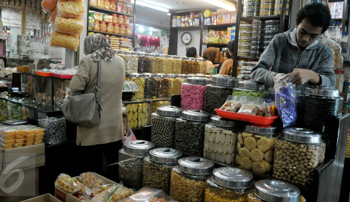 Pedagang melayani penjualan kue kering di Pasar Mayestik, Jakarta, Selasa (30/6/2015). Memasuki pertengahan Ramadan, permintaan kue kering mulai meningkat. (Liputan6.com/Johan Tallo)