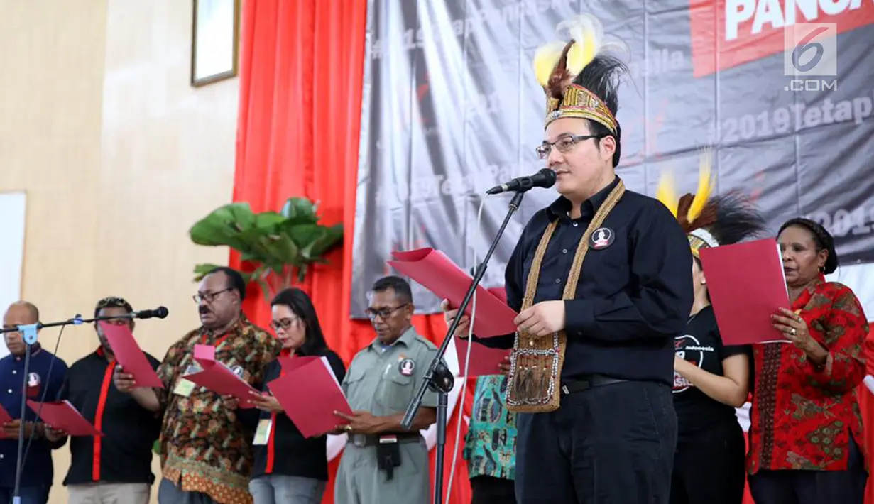 Seknas Tim Alpha Zona Papua, M.Herviano memberikan sambutan pada acara deklarasi dan pelantikan relawan Tim Alpha Zona Papua di Gedung Eme Neme Yauware, Kota Timika, Jumat (26/10). (Liputan6.com/Pool/Arif)