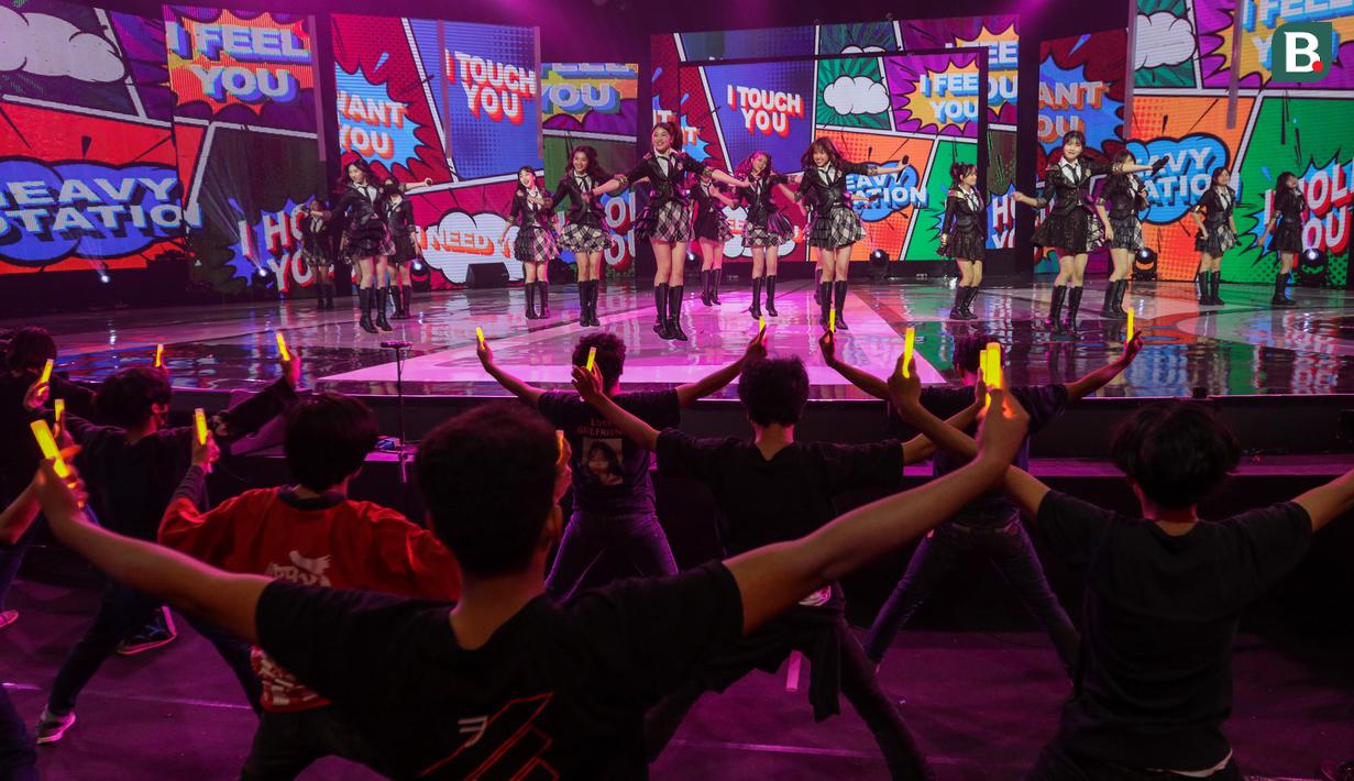 <p>JKT 48&nbsp;saat tampil memeriahkan acara Sportcaster Piala Dunia 2022 pada acara Konser Histeria Pesta Bola Dunia 2022 di EMTEK City, Jakarta, Kamis (20/10/2022). (Bola.com/Bagaskara Lazuardi)</p>