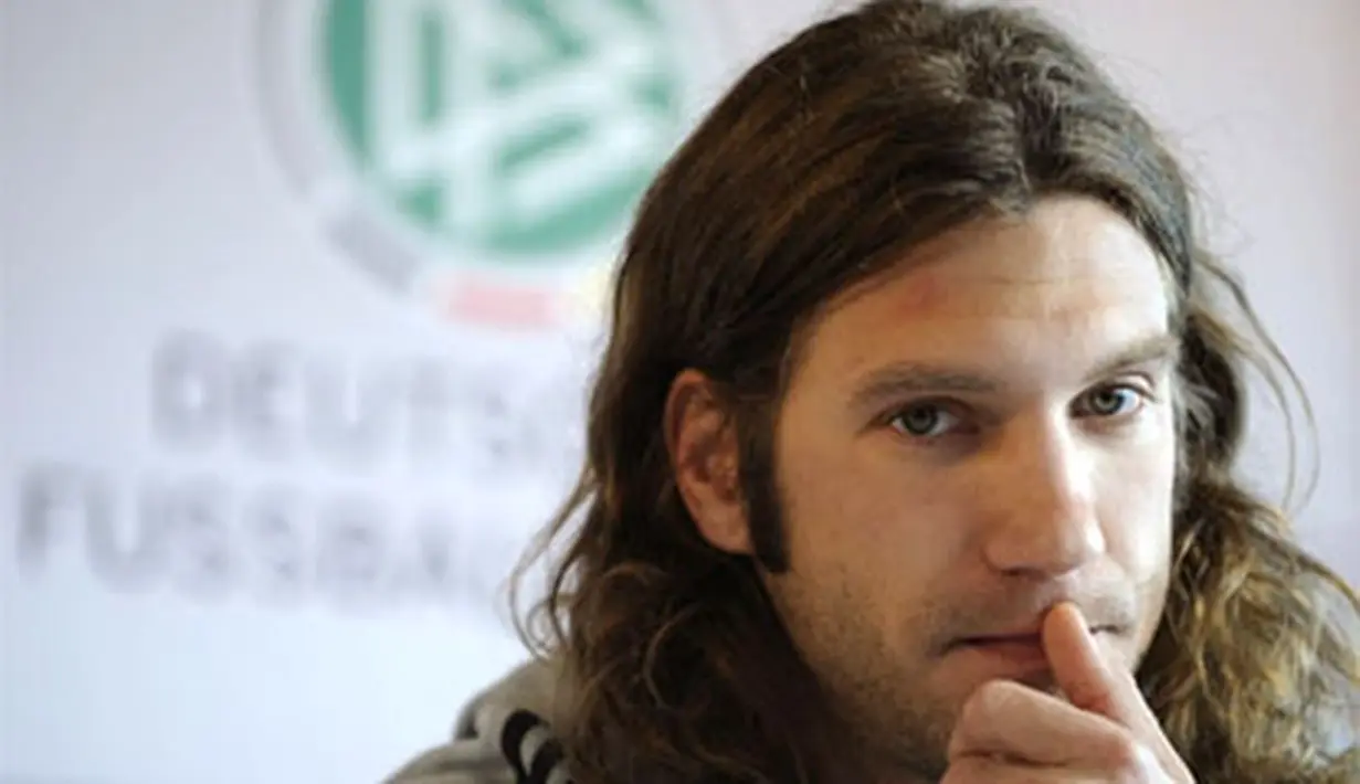 Torsten Frings, midfielder of the German national football team, gives a press conference on October 9, 2008 in Duesseldorf, western Germany. AFP PHOTO DDP/VOLKER HARTMANN