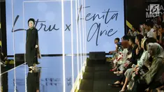 Model mengenakan busana L.tru X Fenita Arie dalam ajang Jakarta Modest  Fashion Week, di Gandaria City, Jakarta, Jumat, (27/7). Sejumlah karya busana di ajang JMFW tersebut berlangsung hingga (29/7). (Kapanlagi.com/Agus Apriyanto)