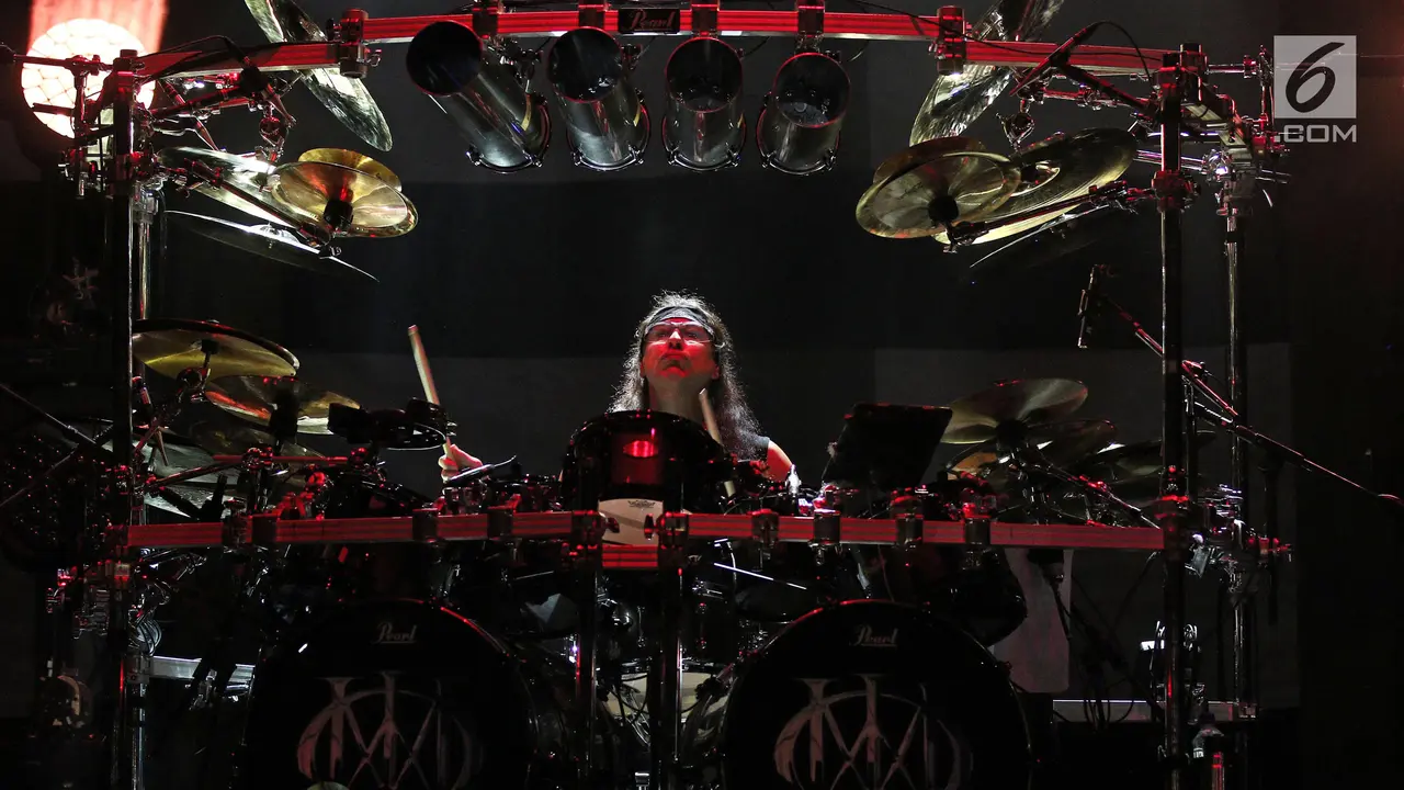 Puaskan Penggemar, Dream Theater Goncang Panggung JogjaRockarta