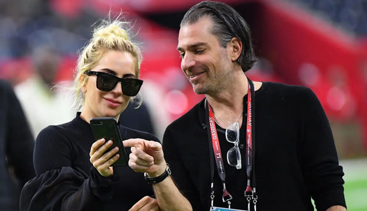 Seperti yang diwartakan US Weekly, Lady Gaga telah bertunangan dengan Christian Carino pada musim panas lalu. Hal ini terjadi setelah Carino mendapat restu dari ayah Lady Gaga. (doc. People)