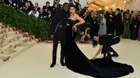 Kemesraan Kylie Jenner dan sang kekasih, Traviz Scott saat menghadiri ajang Met Gala 2018 di Metropolitan Museum of Art New York, Senin (7/5). Selama di red carpet, Kylie Jenner dan Travis Scott pun tak hentinya mengumbar momen mesra. (AFP/Angela WEISS)