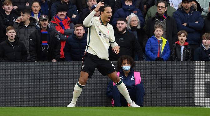 Bek Liverpool Virgil van Dijk merayakan gol ke gawang Crystal Palace pada laga Liga Inggris di Selhurst Park, Minggu (23/1/2022). (AFP/Daniel Leal)