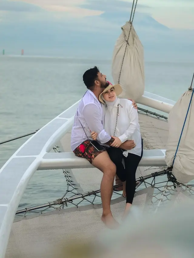 Momen Liburan Ammar Zoni dan Irish Bella di Bali. (Sumber: Instagram/_irishbella_ dan Instagram/ammarzoni)