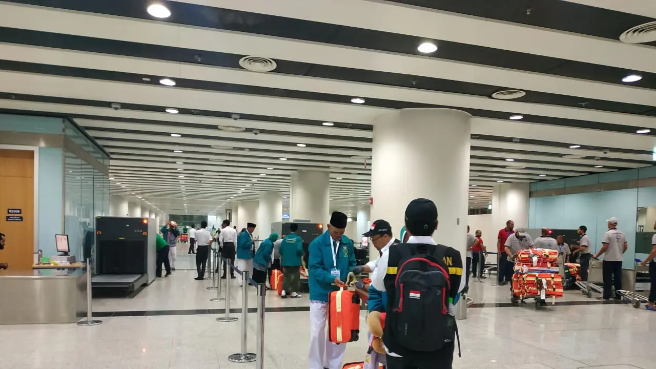 Jemaah haji Indonesia tiba di Bandara Prince Mohammed bin Abdul Aziz. Liputan6.com/Nurmayanti