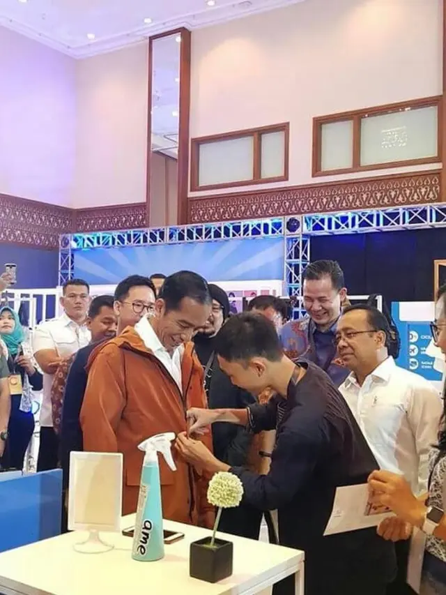 Diary Fimela: Cerita Ame Raincoat, Jas Hujan Stylish Kreasi Anak ITB yang Bikin Presiden Jokowi Kepincut