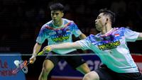 Pebulu tangkis ganda putra Indonesia, Moh Reza Pahlevi/Sabar Gutama berusaha mengembalikan kok ke arah pasangan Malaysia, Chia Weijie/Lwi Sheng Hao dalam laga 32 besar Indonesia Masters 2026 di Istora, Senayan, Jakarta, Selasa (20/01/2026). (Bola.com/Bagaskara Lazuardi)