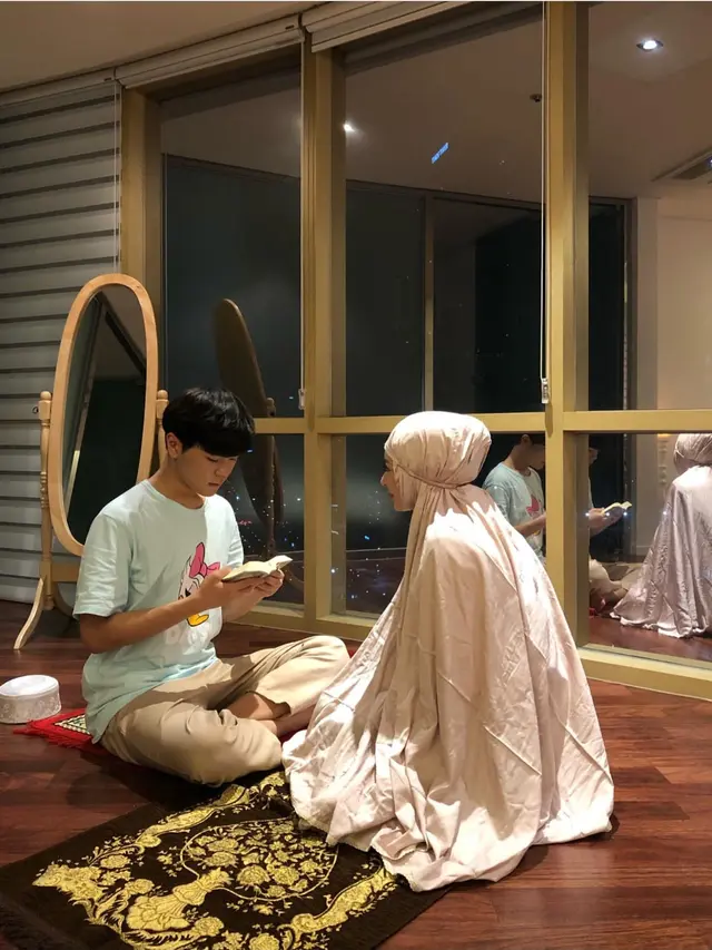 6 Momen Ayana Moon Ajari Sang Adik Mengaji, Penuh Kehangatan