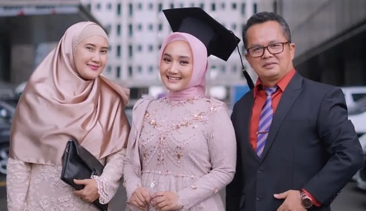 Penyanyi Fatin Shidqia tampil manis di momen wisuda dalam balutan kebaya brokat berwarna baby pink, berhiaskan manik-manik di bagian dada. Kebayanya ini dipadukan dengan kain dan hijab segi empat warna pink senada.  (Instagram/fatin30).