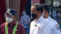 Presiden Joko Widodo atau Jokowi (tengah) didampingi Menteri Perhubungan Budi Karya Sumadi (kiri) dan Gubernur DKI Jakarta Anies Baswedan (kanan) meninjau vaksinasi COVID-19 massal pelaku transportasi di Terminal Kampung Rambutan, Jakarta, Kamis (10/6/2021). (Liputan6.com/Herman Zakharia)