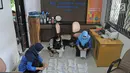 Petugas Laboratorium Narkotik BNN mengecek sampel prekursor di Laboratorium Narkotik BNN di Jakarta, Jumat (9/2). Penyerahan sampel prekursor guna mengetahui kandungan dari bahan tersebut. (Liputan6.com/Herman Zakharia)