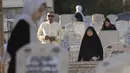 Umat Islam di Irak mengunjungi makam kerabat mereka dan berdoa selama Idul Adha. (AP Photo/Hadi Mizban)