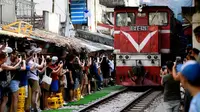 Train Street di Hanoi, Vietnam kembali dibuka untuk turis. (Dok: AFP, Liputan6.com dyah pamela)