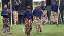 Sejumlah abdi mengumpulkan anak panah saat lomba panahan tradisional gaya Mataram di Komplek Kraton Kesultanan Yogyakarta, Kamis (15/9). Perlombaan tersebut berhadiah medali emas buatan Perancis. (Liputan6.com/ Boy Harjanto)