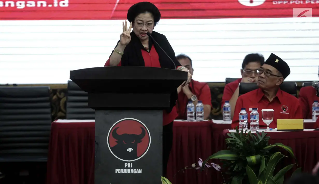 Ketum PDIP Megawati Soekarnoputri memberi pidato saat acara pengumuman nama pasangan cagub-cawagub PDIP di Kantor DPP PDIP, Jakarta, Minggu (17/11). Megawati mengumumkan pasangan cagub-cawagub Riau, Sultra, NTT dan Maluku . (Liputan6.com/Faizal Fanani)