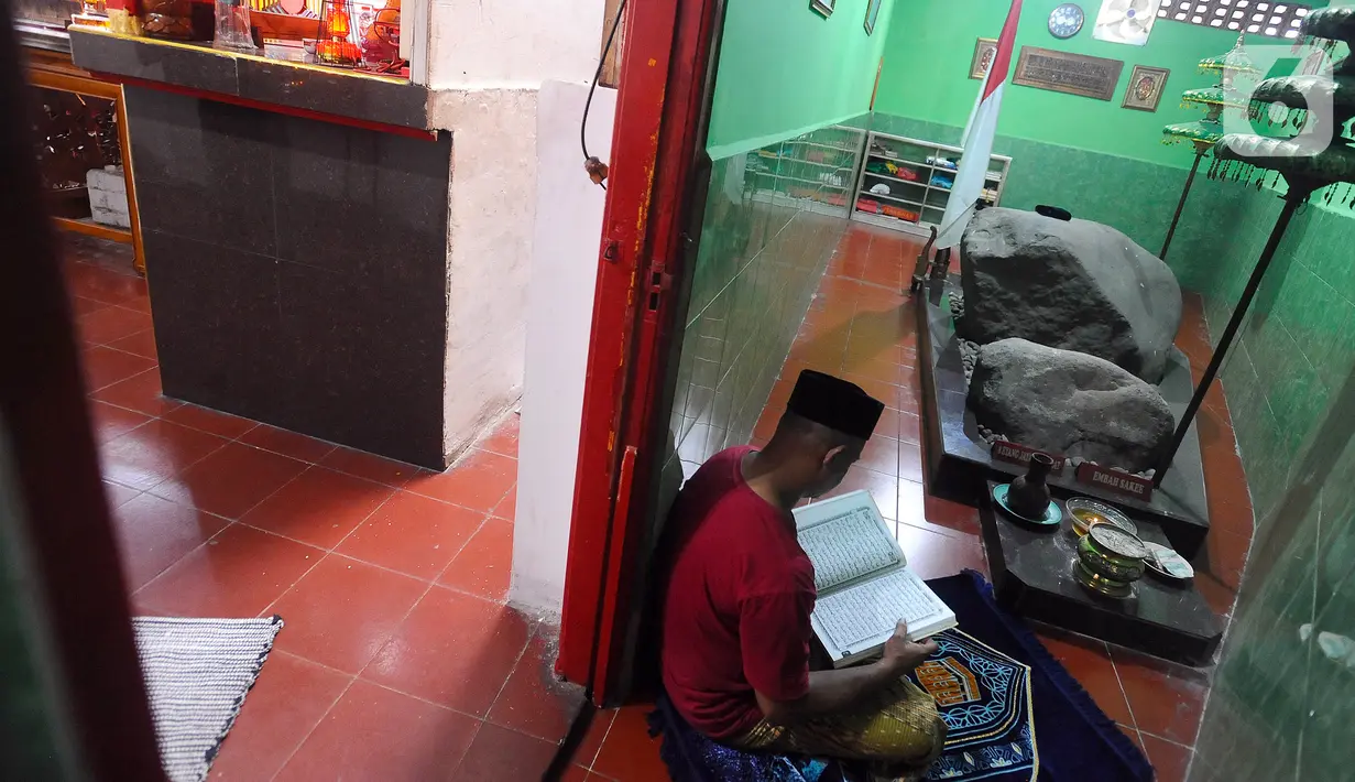 Diketahui, di dalam ruang musala itu terdapat makam dan petilasan Eyang Jayadiningrat dan Eyang Sakke. (merdeka.com/Arie Basuki)